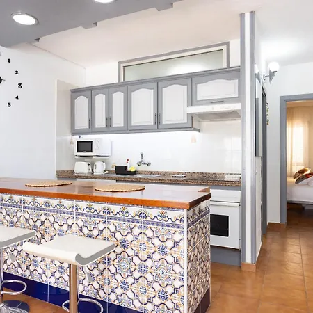 Home2book Radiant Apt, Pool & Terrace Americas 아로나