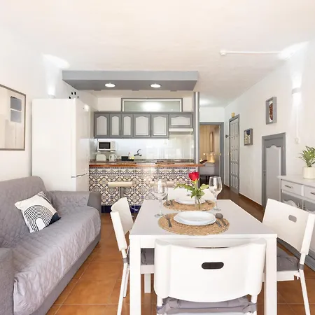 Home2book Radiant Apt, Pool & Terrace Americas * 아로나