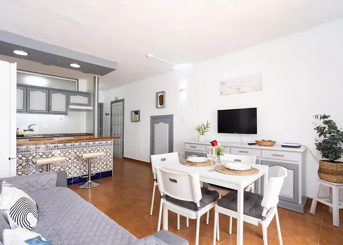 Home2book Radiant Apt, Pool & Terrace Americas * 아로나