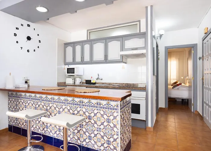 Home2book Radiant Apt, Pool & Terrace Americas 아로나