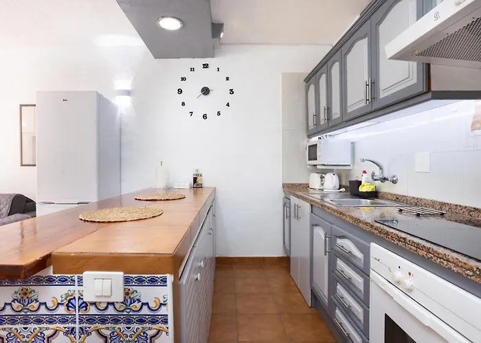 Home2book Radiant Apt, Pool & Terrace Americas * 아로나