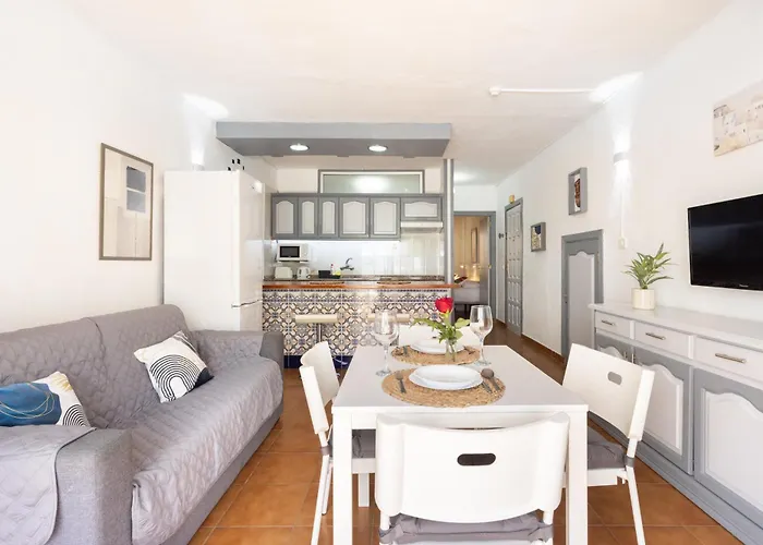 Home2book Radiant Apt, Pool & Terrace Americas * 아로나