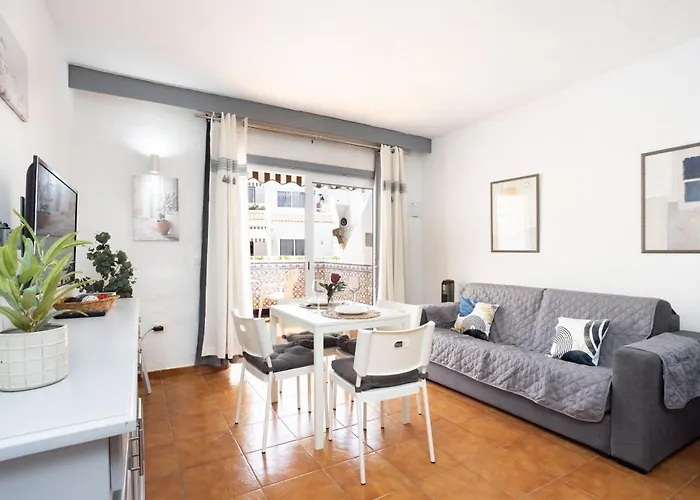 Home2book Radiant Apt, Pool & Terrace Americas 아로나